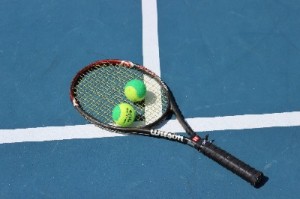 Tennnis racquet wtih balls